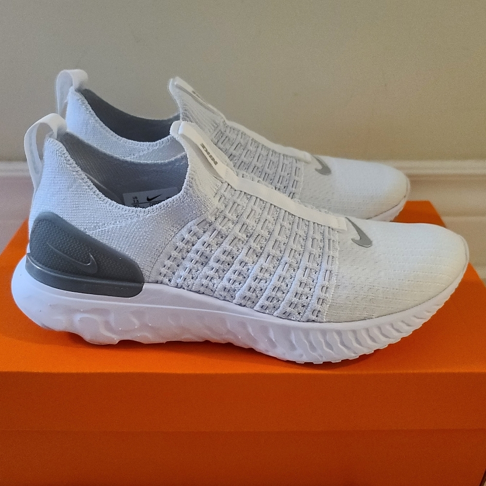 Nike Women's React Phantom Run Flyknit 2, 7.5, True White/Metallic Silver